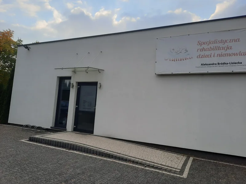 Budynek placówki Otulinka z szyldem przy ulicy Brylantowej 5 we Wrześni