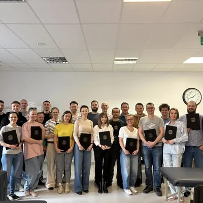 Zespół uczestników szkolenia Akademii Osteopatii z dyplomami